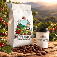 Bolsa blanca de café, vaso y granos tostados que presentan la selección de Café Resplandor Colombia en Bogotá, Colombia